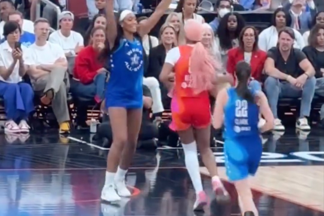 El incómodo momento de Angel Reese con A'ja Wilson desata críticas en redes 
