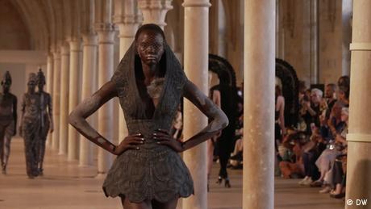 Mit dem Model Ajak Dhieu auf der Haute Couture in Paris