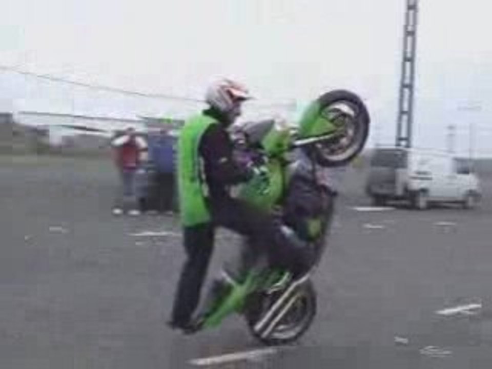 Kawasaki Z 1000 stunts