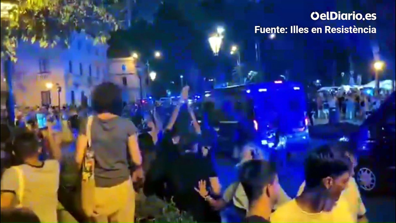El momento en el que un antidisturbios golpea a un fotoperiodista en Palma
