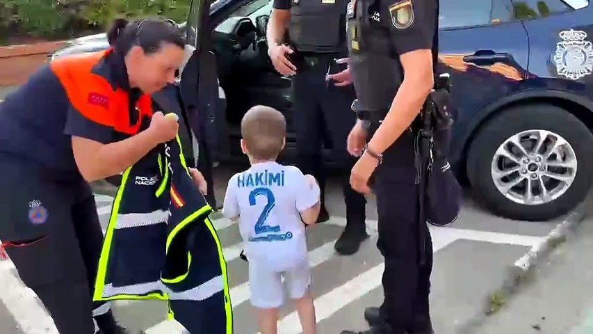 Fogos: Menino cego de 4 anos rouba "coração" da polícia espanhola. Veja