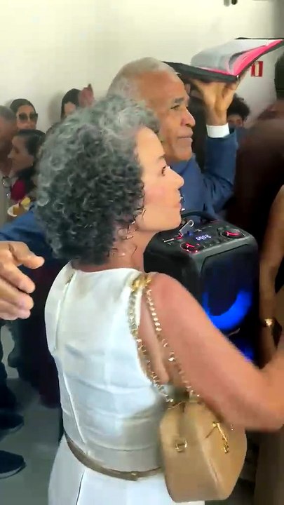 VÍDEO: Vestindo caixa de som, Isidório lança jingle para eleições 2026