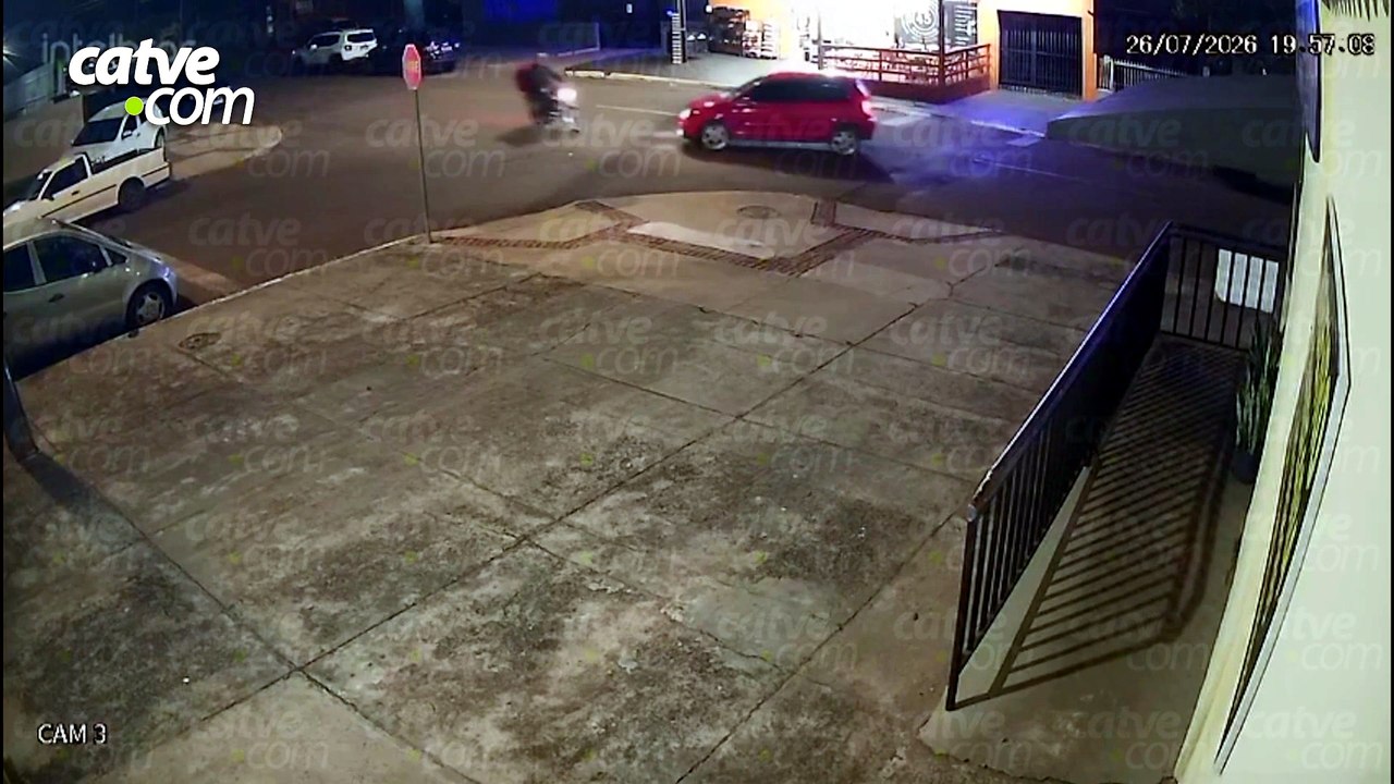 Câmera registra batida entre carro e moto no bairro Cataratas, em Cascavel