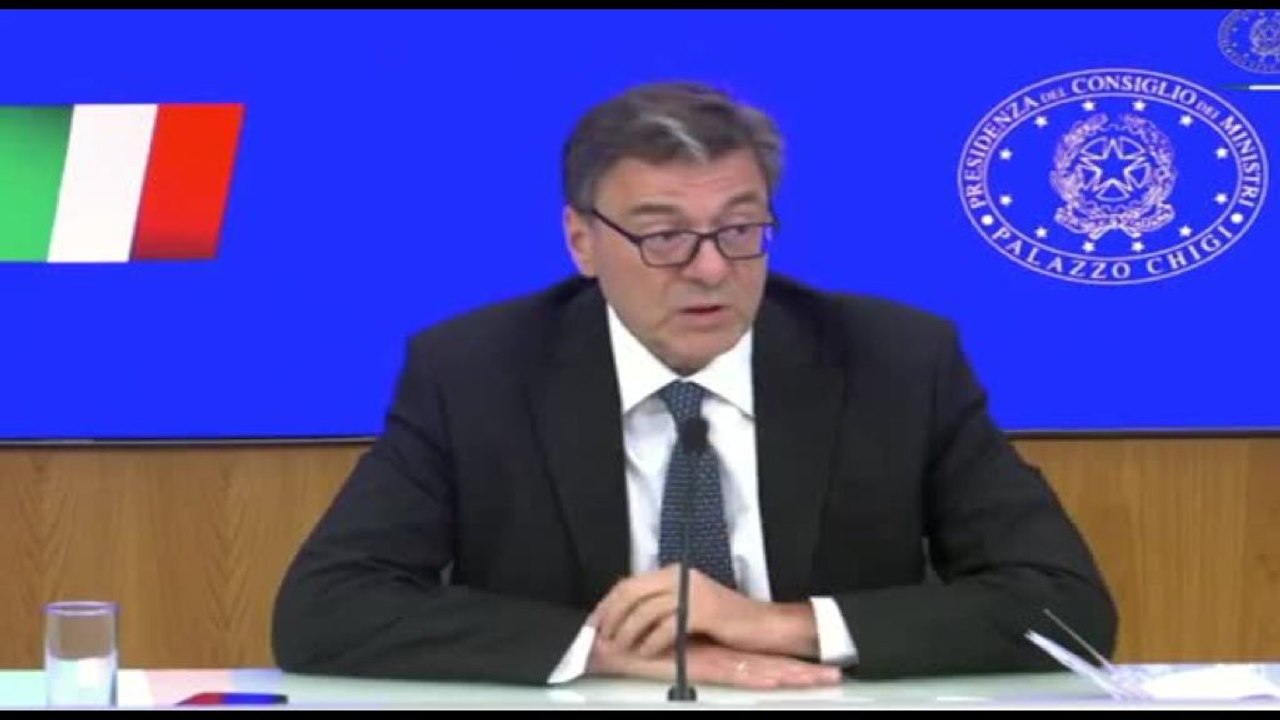 Carburanti, Giorgetti: sconto sul gasolio per 17 cent fino 6 agosto