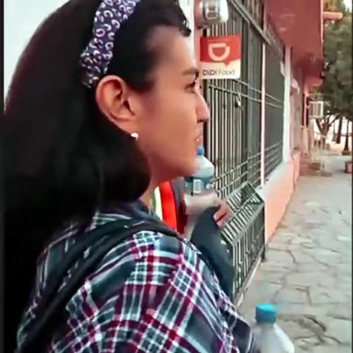 Joven sorprende a su madre y a su novio saliendo de un hotel