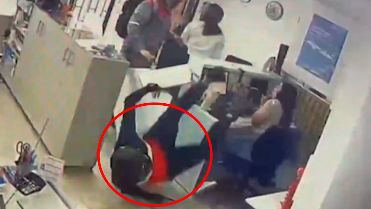 Video | Ladrón sufrió aparatosa caída en medio de un robo armado a una agencia de viajes en Cali