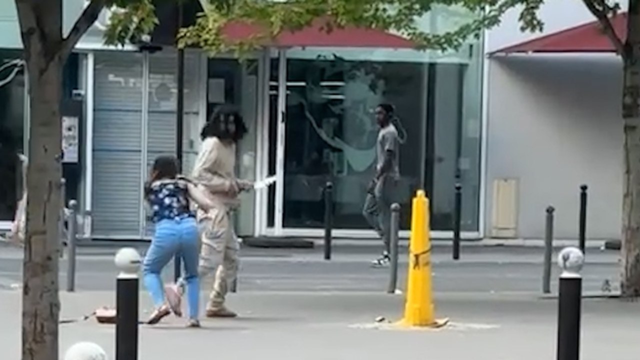 Un homme attaque trois femmes au couteau avant d'être maitrisé par des passants