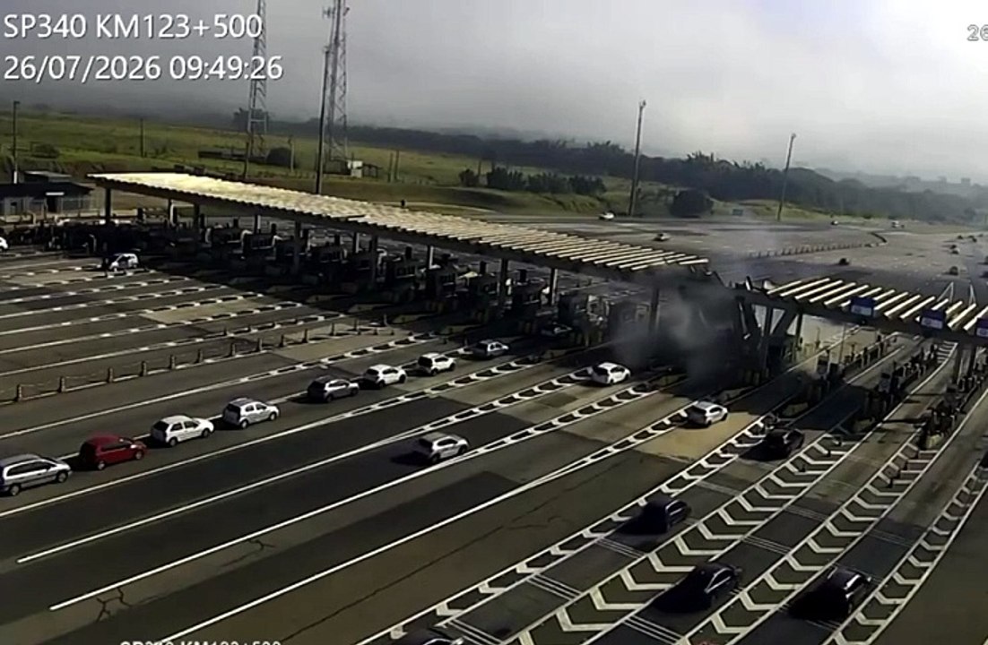 VÍDEO: Motorista morre após carro em alta velocidade ‘levantar voo’ e atingir teto de pedágio no interior do estado