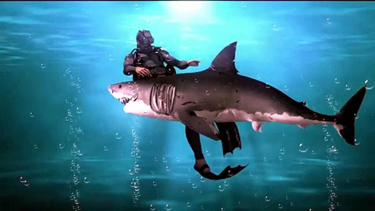 The fish attacked the man, run away 👉🌊🐟