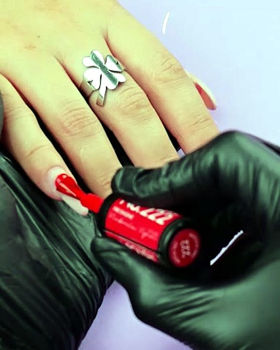 Red nails never fail to turn heads! 💅🏻