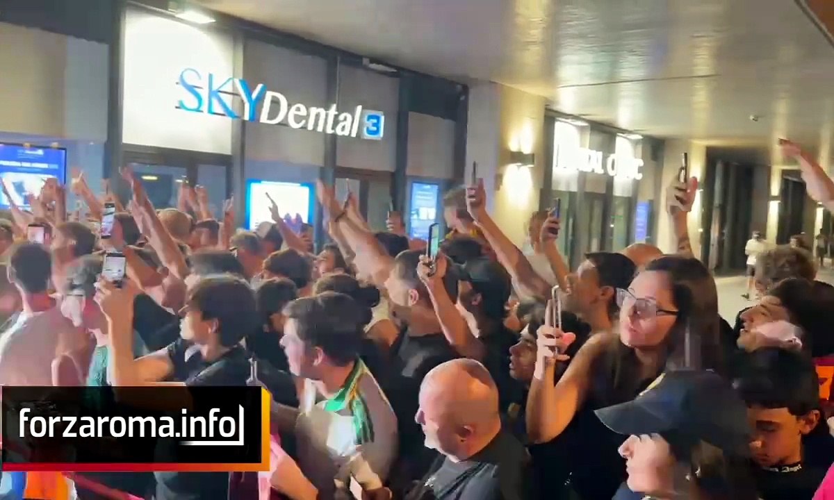 Roma, i cori dei tifosi alla stazione Termini nell'attesa di accogliere Castro