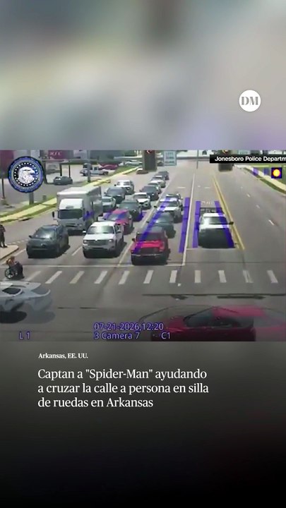 Captan a "Spider-Man" ayudando a cruzar la calle a persona en silla de ruedas en Arkansas
