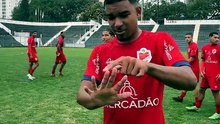 Jogador com seis dedos