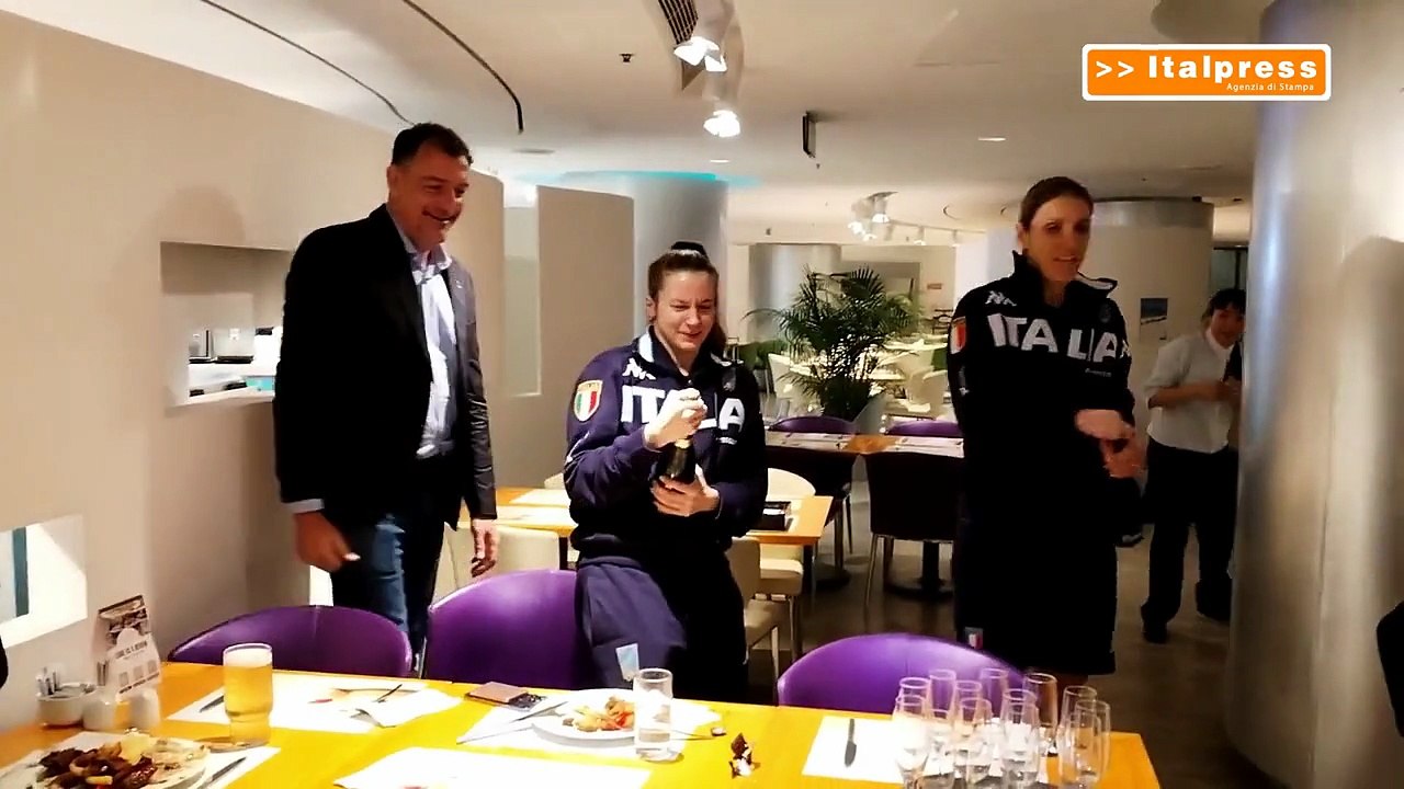Favaretto ed Errigo festeggiano, ma che fatica stappare lo spumante...