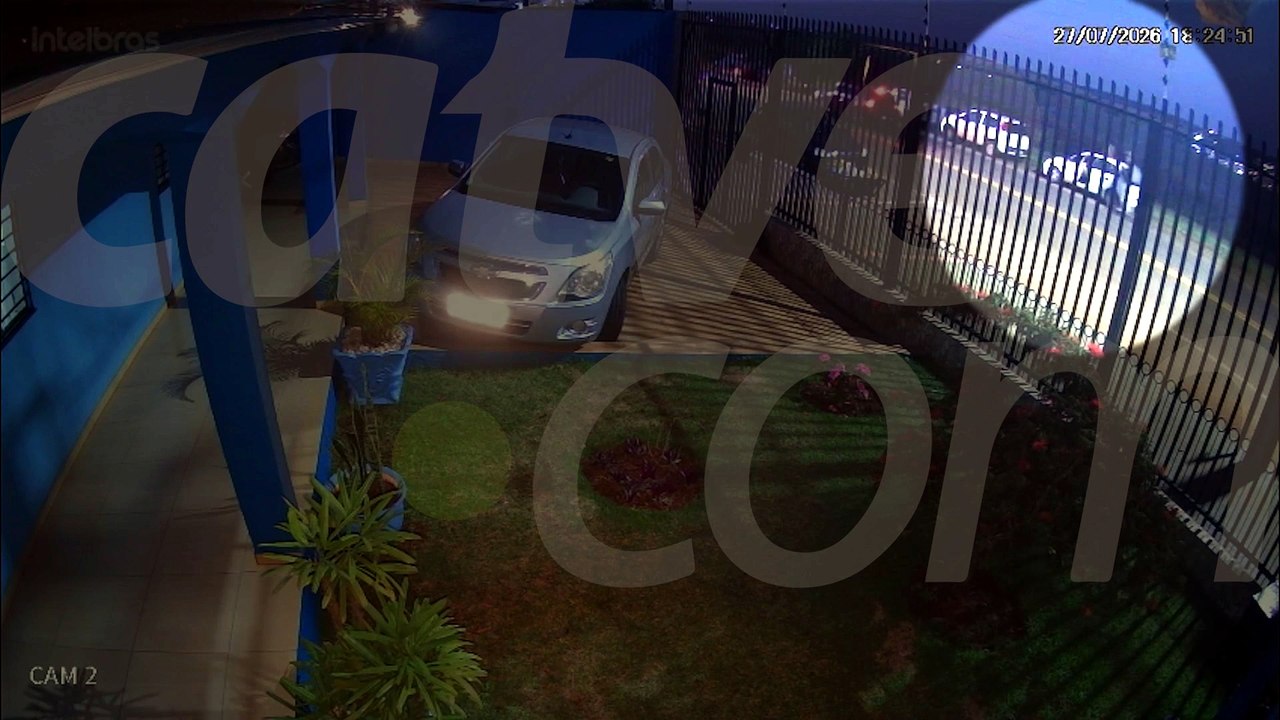 Câmera flagra momento em que porta de carro é aberta e atinge jovem em patinete em Cascavel
