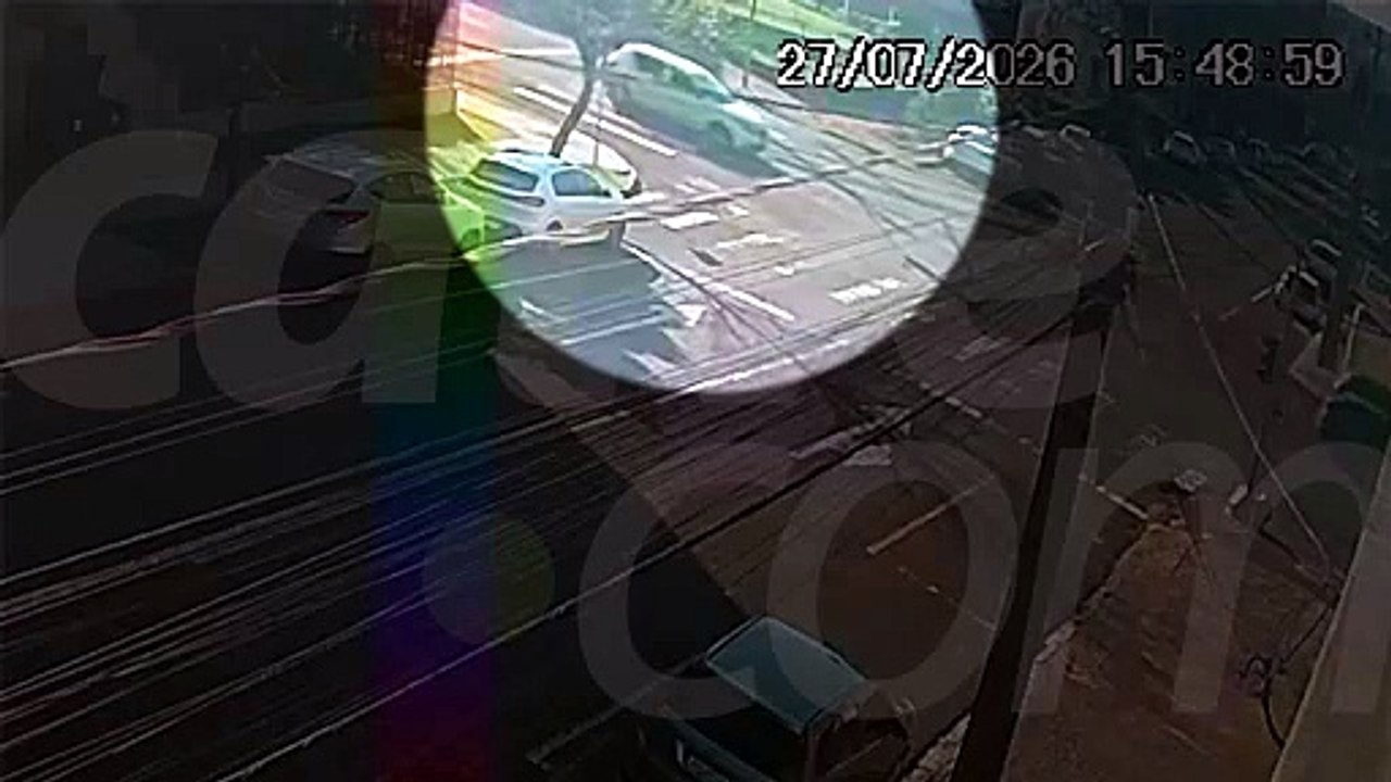 Câmera registra momento em que carro fecha motocicleta em cruzamento no Centro de Cascavel