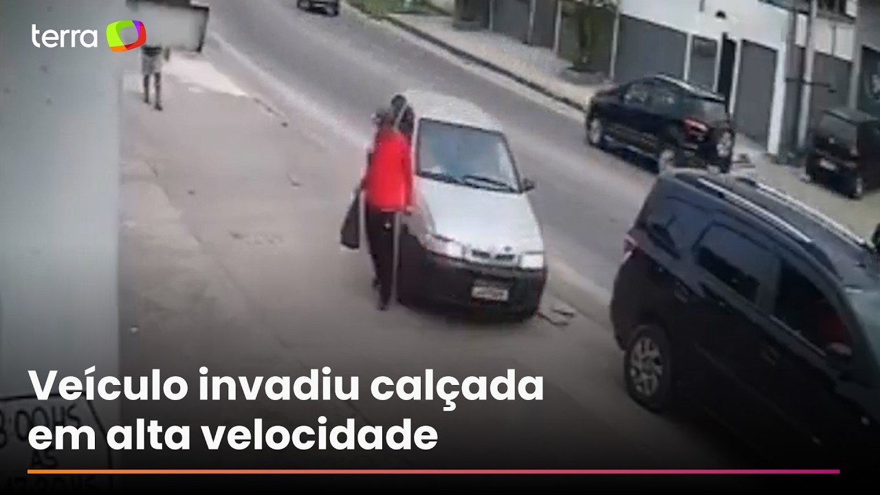 Homem escapa por um triz de ser atropelado por carro desgovernado no RJ