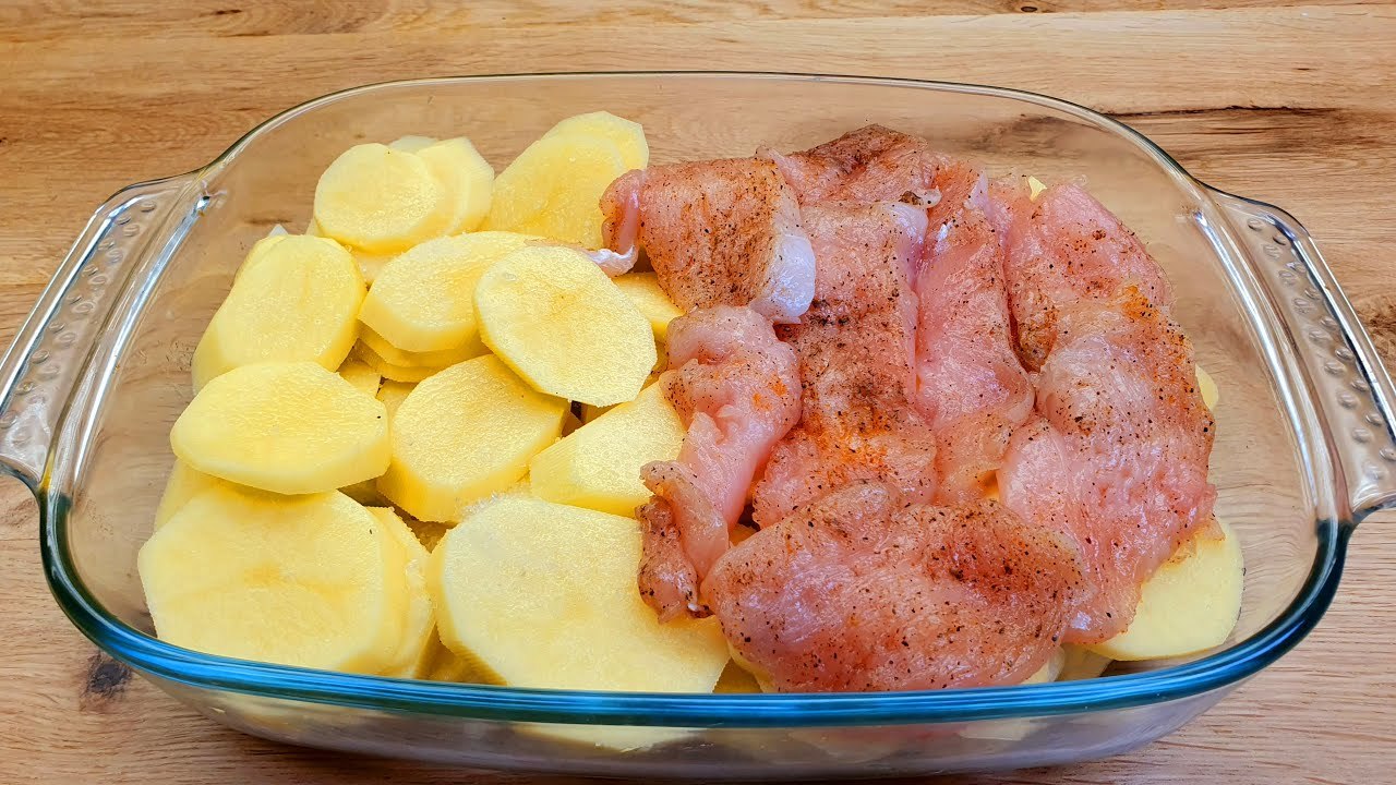Kartoffeln und Hähnchen in Schichten auslegen und mit einer speziellen Sauce bedecken