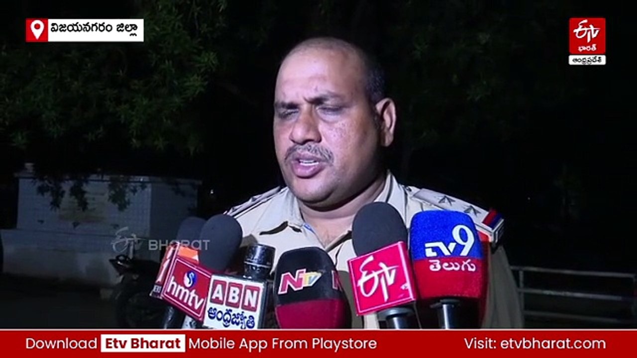 దైవదర్శనానికి వెళ్తుండగా మృత్యుఒడికి - ఆగి ఉన్న బొలెరోను ఢీకొట్టిన లారీ - ముగ్గురు దుర్మరణం