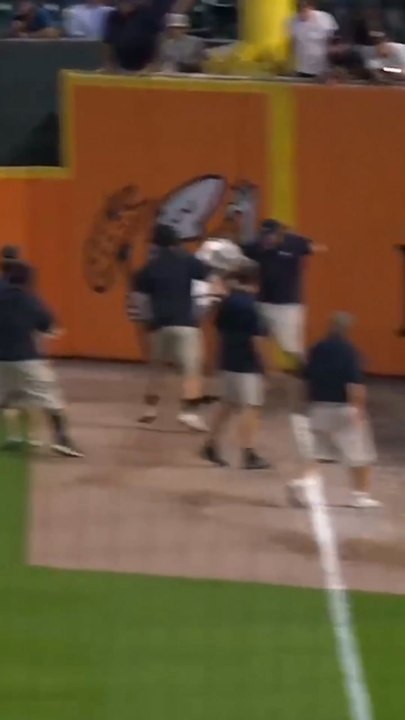 Squirrel DOMINATED the grounds crew!
