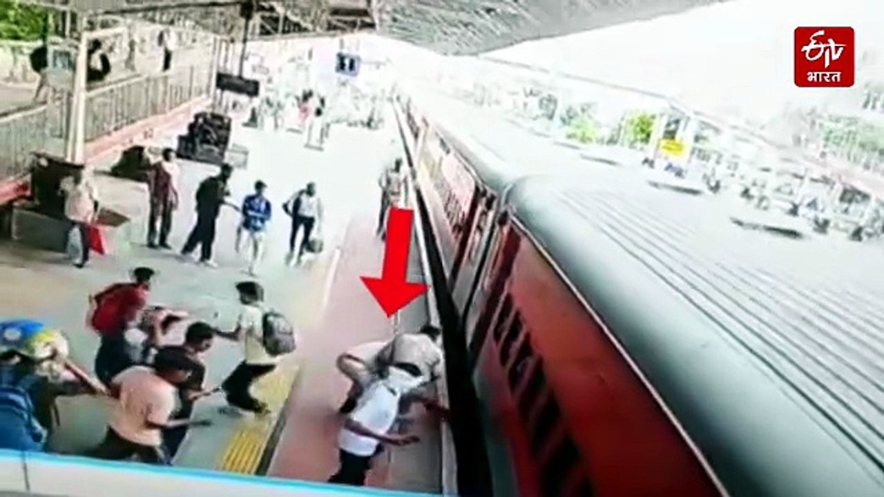 दौसा रेलवे स्टेशन पर चलती बरेली एक्सप्रेस में चढ़ते समय ट्रैक पर गिरी महिला, बची जान
