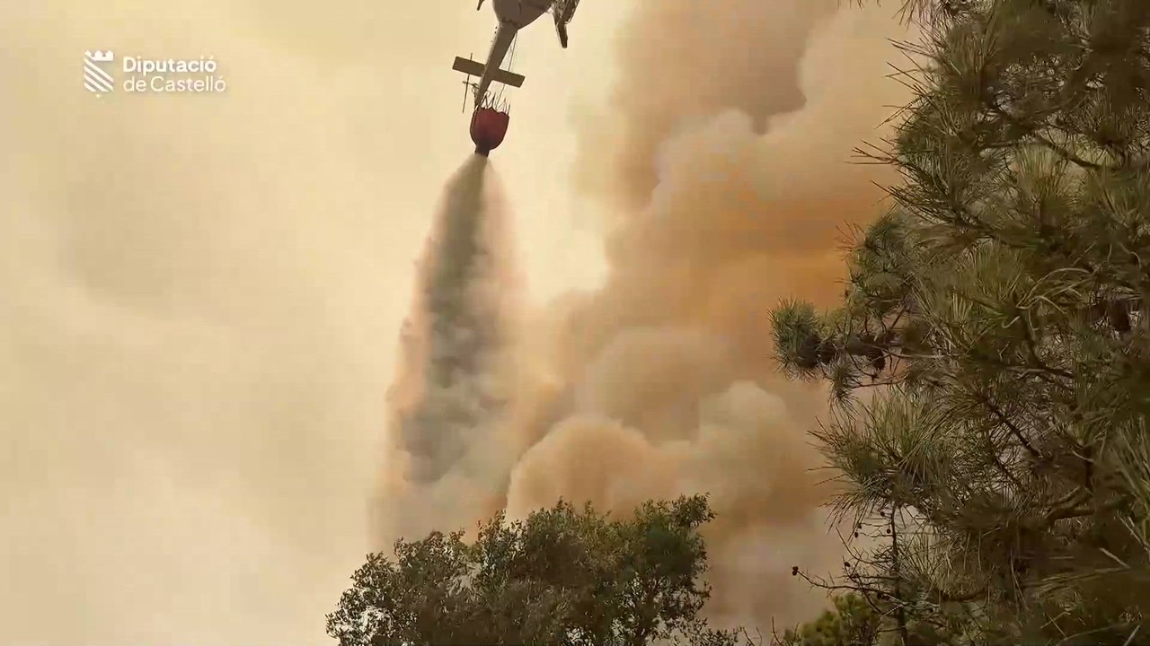Los bomberos continúan tratando de extinguir los incendios en Castellón