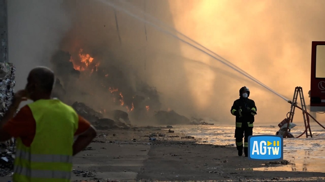 Novate Milanese, incendio nell’isola ecologica A2A: dodici squadre dei vigili del fuoco al lavoro