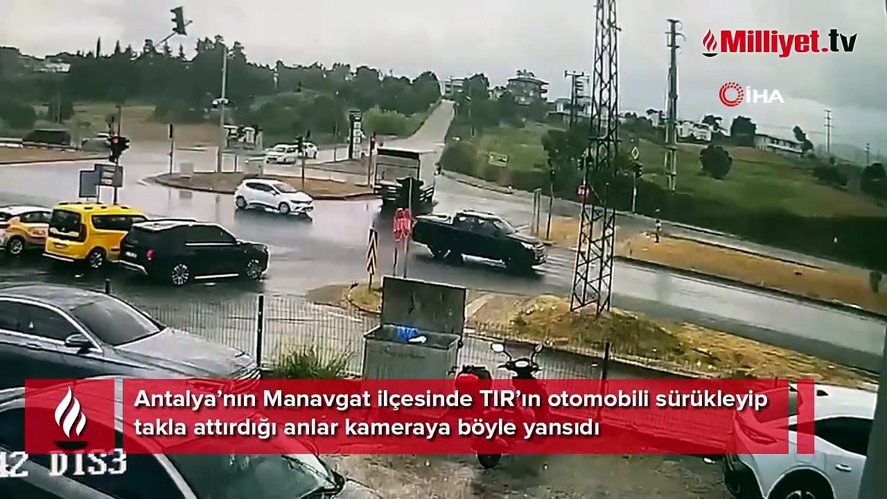 Trafik ışıklarıda korkunç kaza! TIR'ın çarptığı araç...