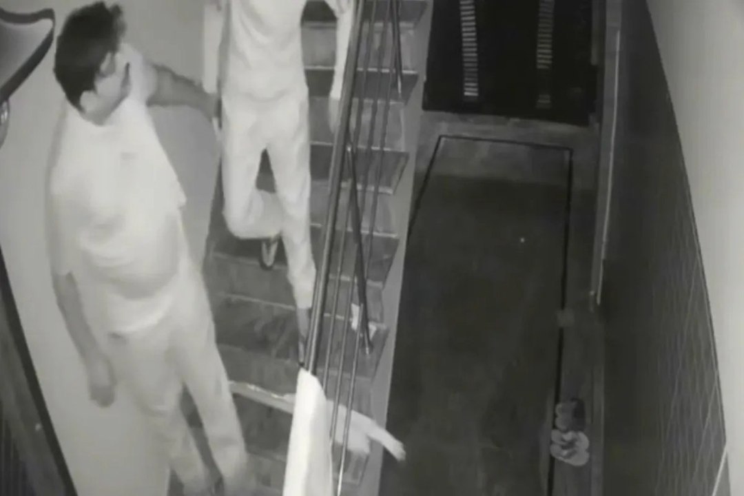 अलवर में सूने मकान में चोरी की कोशिश, गेट फांदकर घुसे बदमाश, CCTV में कैद हुई वारदात