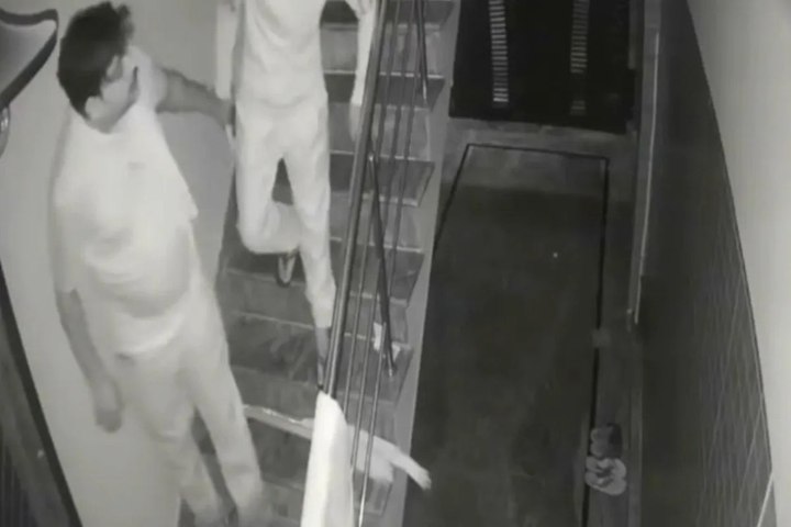 अलवर में सूने मकान में चोरी की कोशिश, गेट फांदकर घुसे बदमाश, CCTV में कैद हुई वारदात