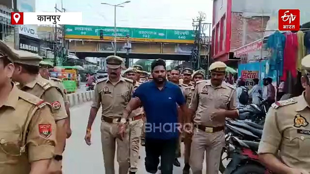 कानपुर में हिस्ट्रीशीटर का पुलिस ने निकाला जुलूस, जनता के सामने हाथ जोड़कर मांगी माफी