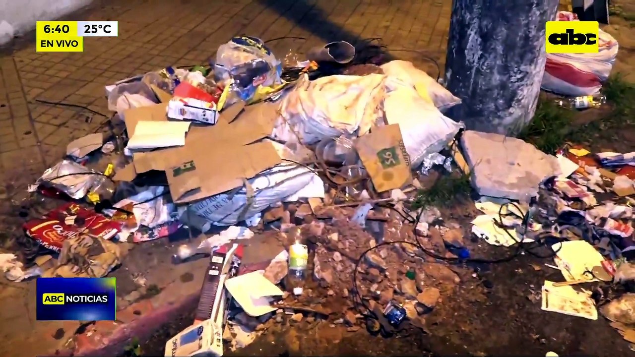 El microcentro de Asunción se inunda en basura