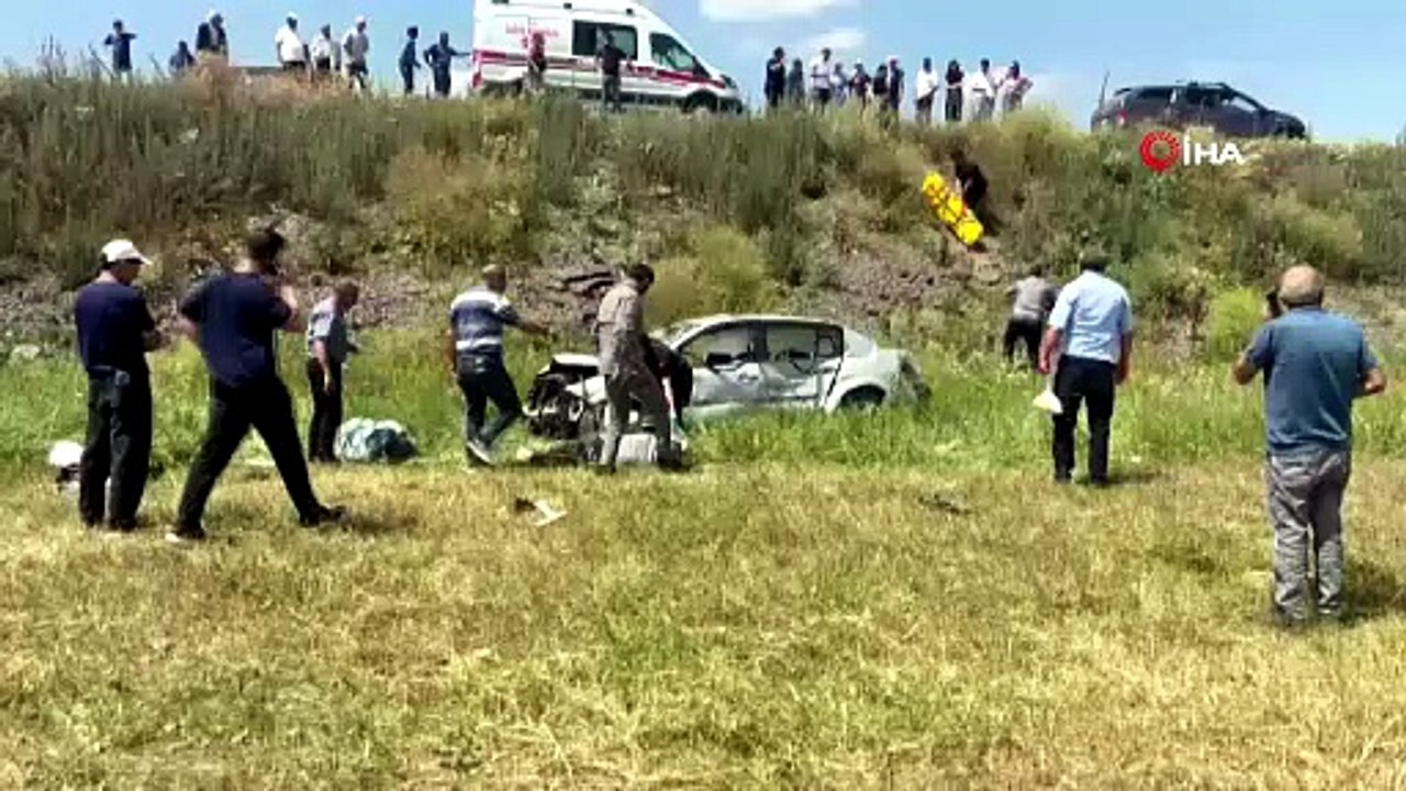 Kars’ta otomobil şarampole devrildi: 2 yaralı