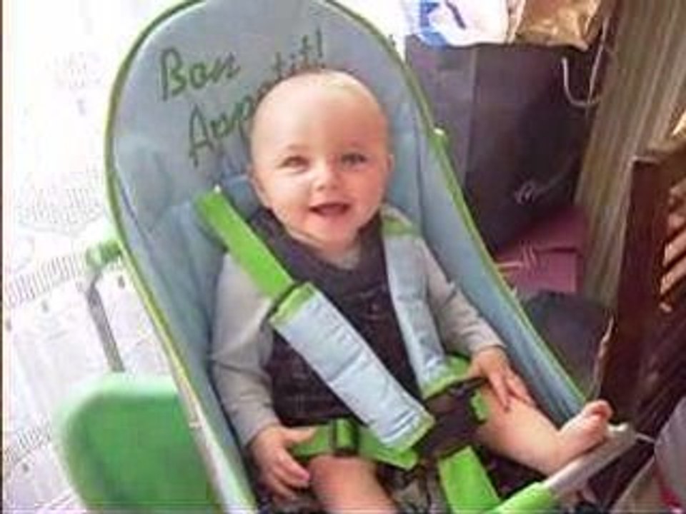 leane dans la chaise haute