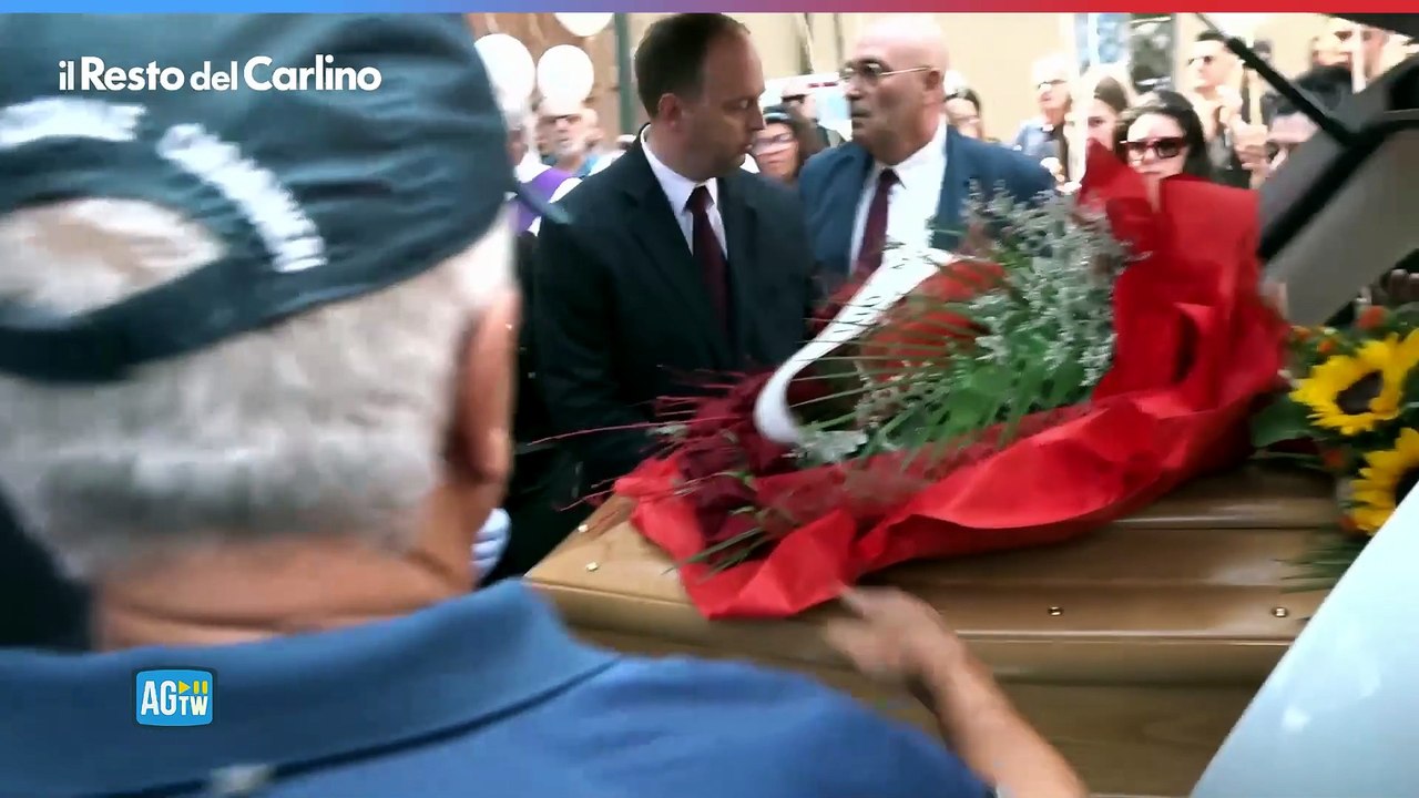 Funerali di Monica Esposito, il feretro lascia l?abbazia tra gli applausi della folla