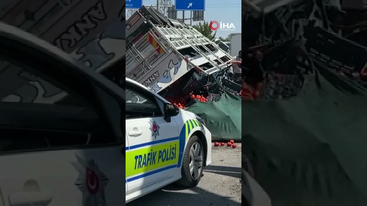 Uşak'ta çekici üzerindeki domates yüklü kamyon yola devrildi
