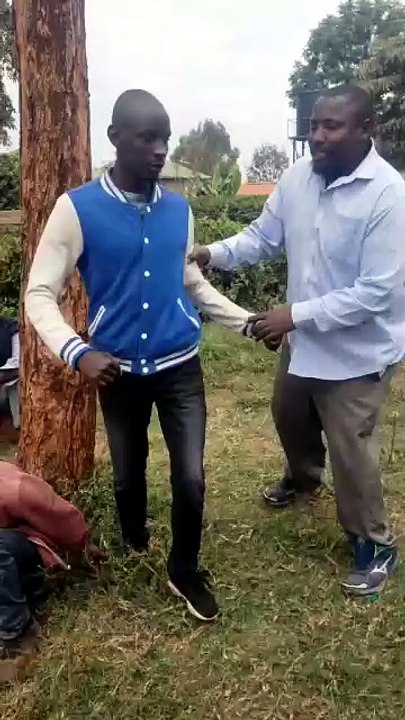 Accrocher un homme à un arbre... bonne blague