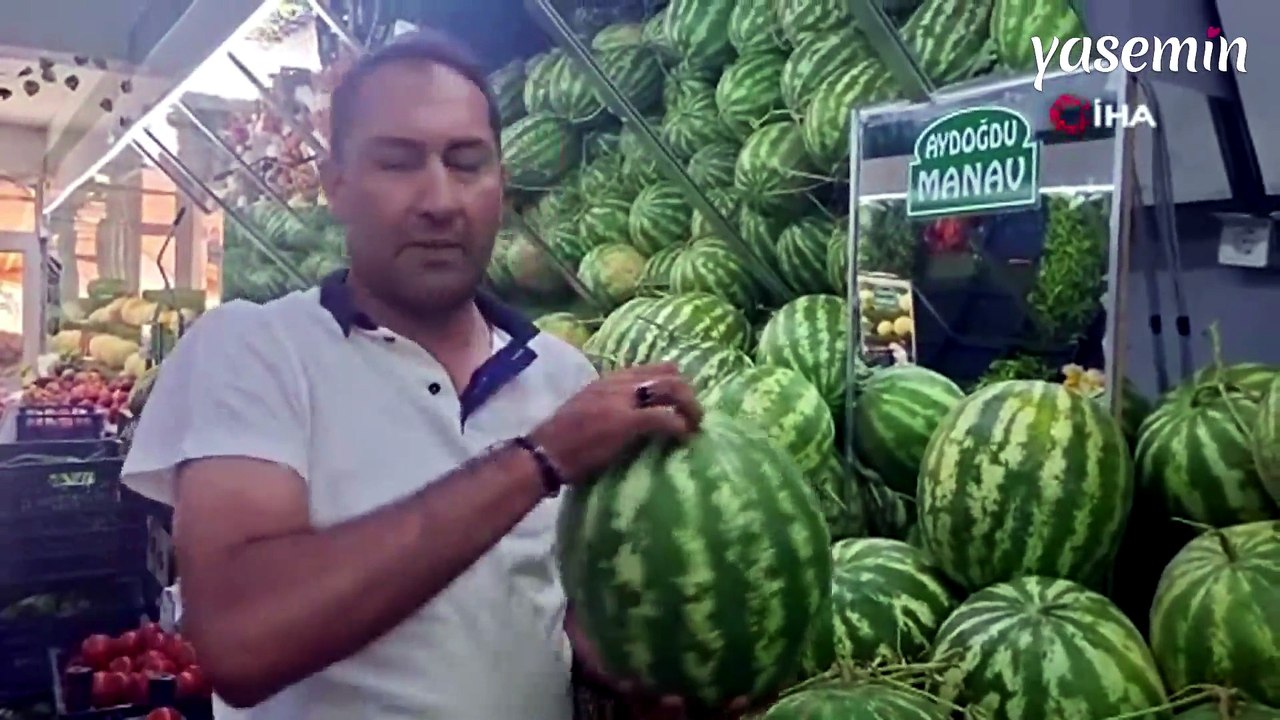 Eliyle karpuz soyan manav viral oldu: Sosyal medya onu konuşuyor