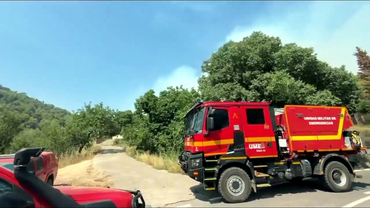 Los helicópteros del Ejército de Tierra apoyan a la UME en la extinción de los incendios.