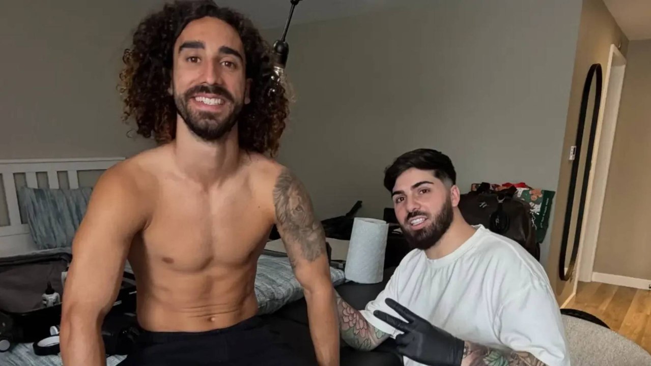 Cucurella cumple su promesa... ¡Se tatúa la cara de De la Fuente!