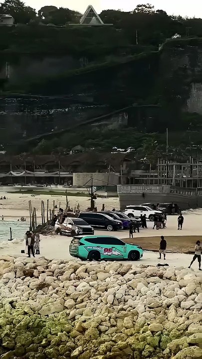 Ipul dakarpergi ke pulau Dewata bali