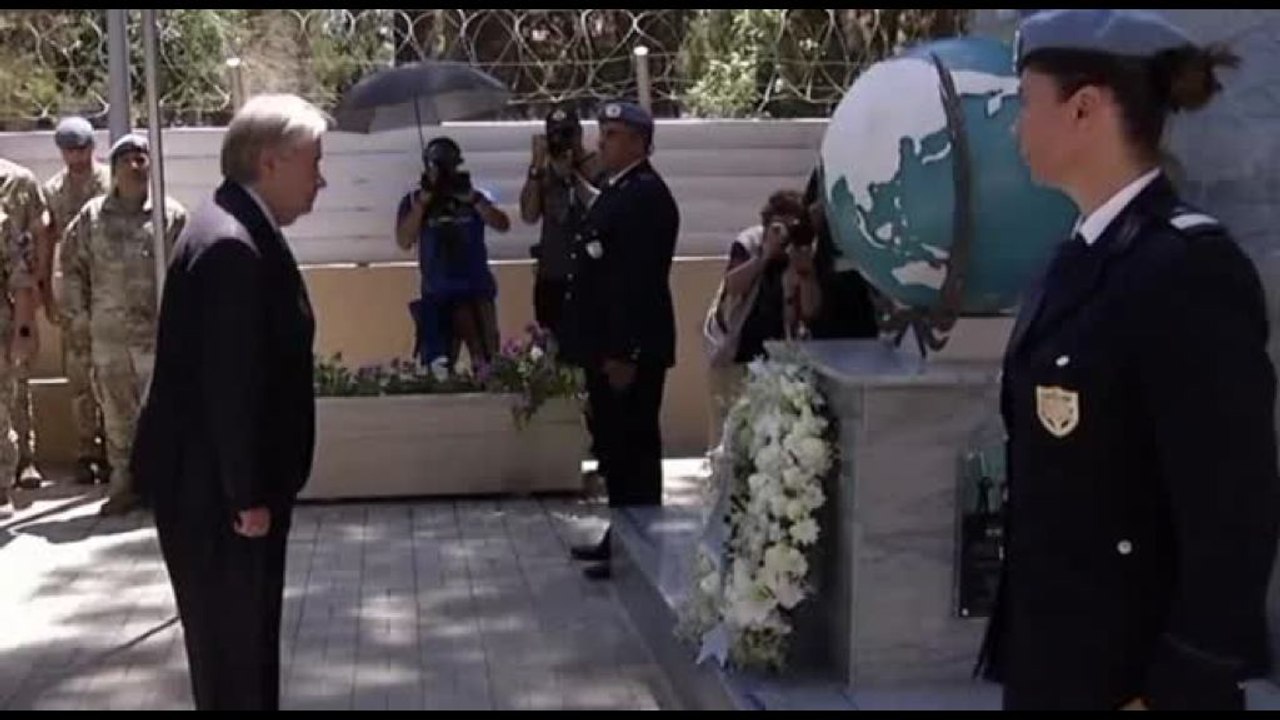 Guterres depone fiori sul monumento dedicato ai caschi blu a Cipro