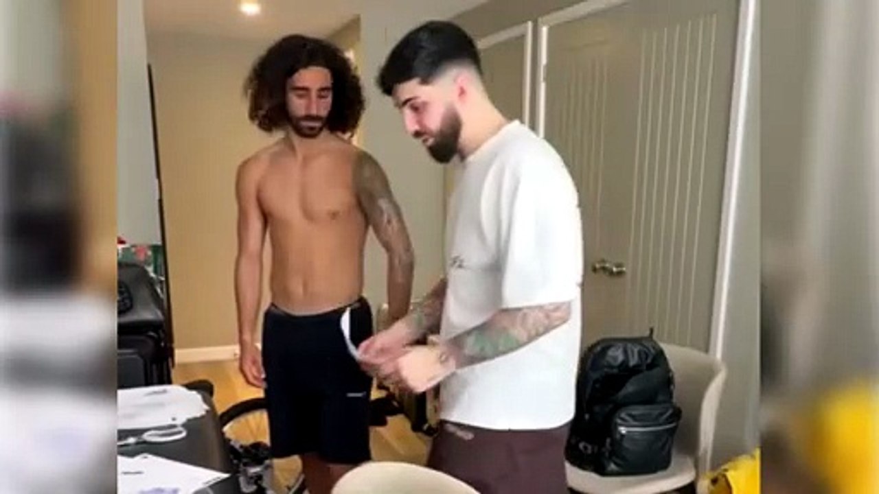 Marc Cucurella cumple su promesa y se tatúa a De la Fuente tras ganar el Mundial