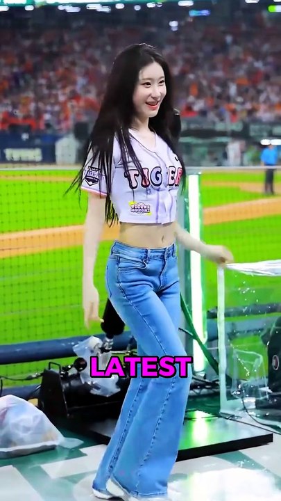 ITZY Chaeryeong Stuns Everyone at Baseball Game! Iconic First Pitch Moment