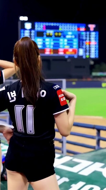 Lee Yebin Energetic Out Song Cheer Performance...