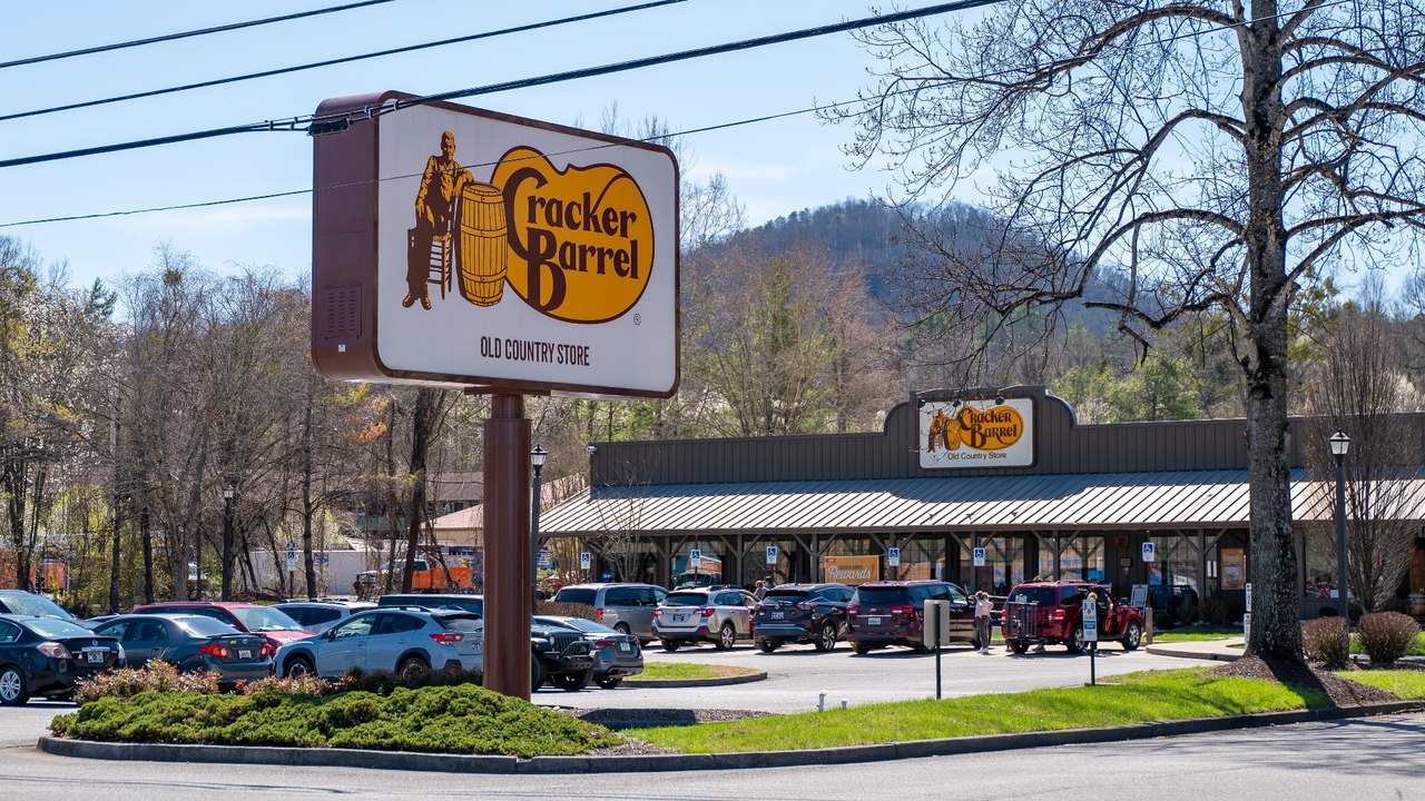 Cracker Barrel CEO Steps Down Amid Turnaround Effort