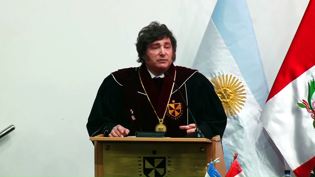 Milei resaltó su “compromiso con el equilibrio fiscal" tras recibir el doctorado Honoris Causa en Perú