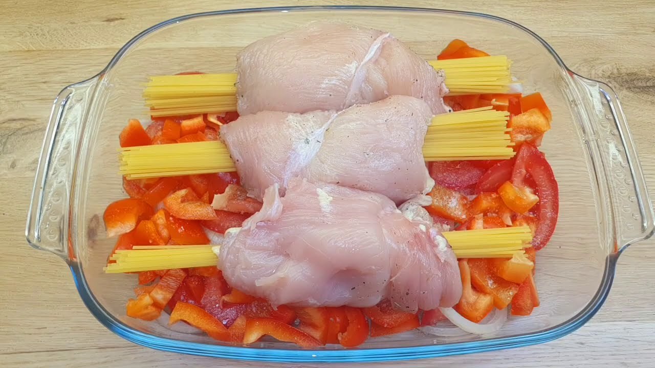 Hähnchenfilet mit Nudeln und Tomatensauce, im Ofen gebacken, Rezept für ein leckeres Abendessen!