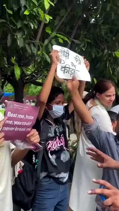 Kon hai ye log kaha se ate hai.