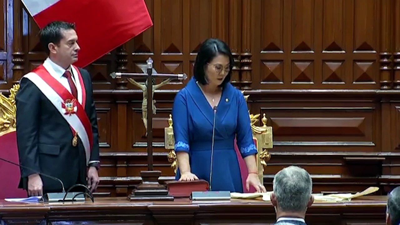 Keiko Fujimori jura como presidenta de Perú y anuncia un alza del salario mínimo del 15%